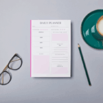 Printbar Daily Wellness Planner | A5 Selvomsorg & Daglig Planlegger, rosa. Mockup