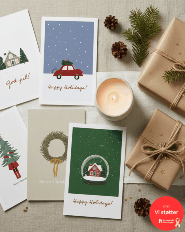 Julekort – 10-pakning i skandinavisk design på et bord med pakker