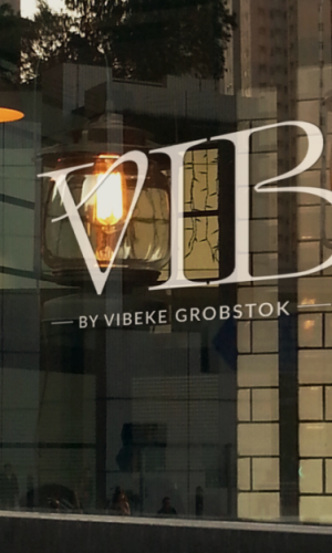 VIB Drift AS – Visuell identitet for konsulent og cateringvirksomhet - Butikkvindu